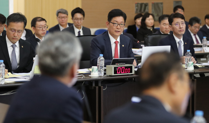 고광효 관세청장이 국정감사에서 위원들의 질의에 답변하고 있다. 