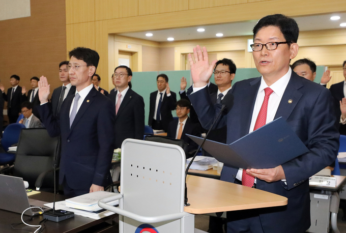 고광효 관세청장이 국정감사에 앞서 증인선서를 하고 있다. 