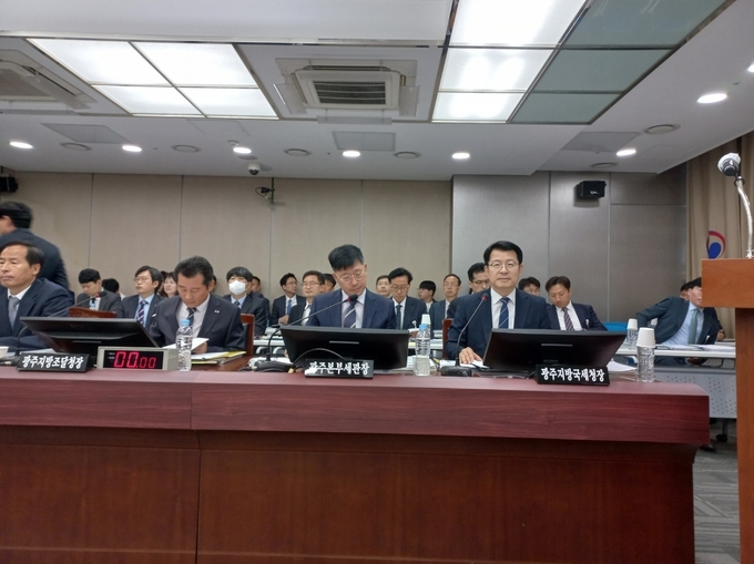 양동구 광주청장<오른쪽>은 "세입예산 조달을 위해 노력하겠다"고 말했다.