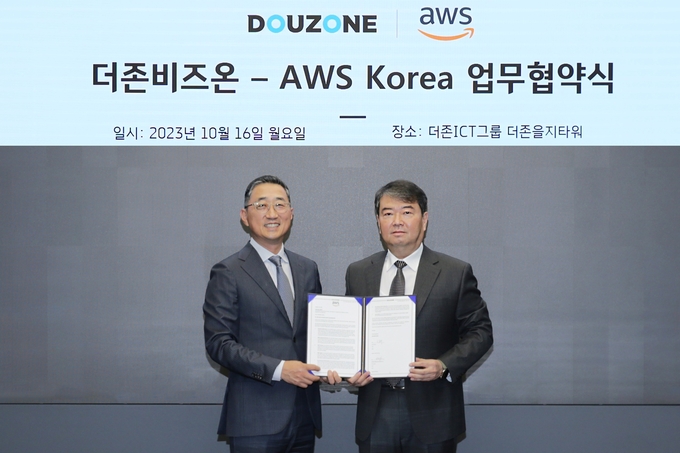 김용우 더존비즈온 대표(오른쪽)이 함기호 AWS코리아 대표와 더존 핵심 솔루션 중심의 ‘글로벌 SaaS 사업 진출’을 위한 업무협약을 체결했다. 