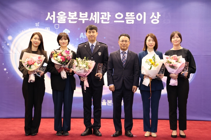 이석문 서울세관장(왼쪽 네번째)이 9월 으뜸이로 선정된 직원들과 기념촬영을 하고 있다.(왼쪽부터 오연지·오세정·허훈 주무관, 이석문 세관장, 장현정·김소영 주무관)