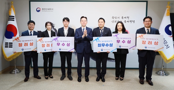 오호선 중부지방국세청장<사진 중앙>이 19일 개최된 '일선 업무생산성 TF' 발표대회에서 우수 개선방안을 제시한 직원들을 시상하고 있다.