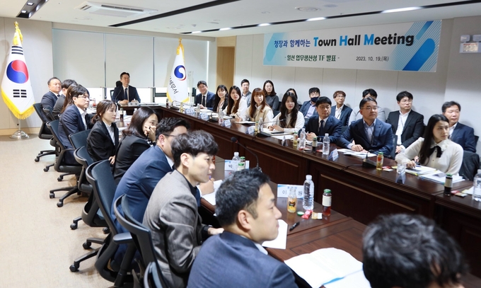 중부지방국세청은 19일 동안산세무서에서 '일선 업무생산성 TF 발표대회'을 열고 업무량 감축 및 생산성을 제고할 수 있는 개선방안을 논의했다.
