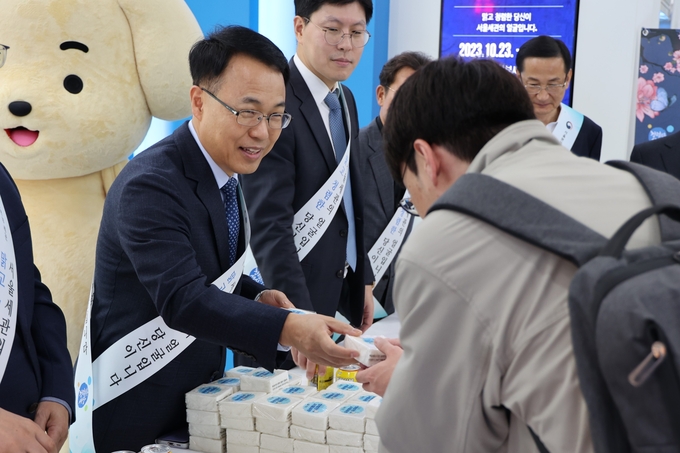 이석문 서울세관장이 청렴백설기를 나눠주고 있다.