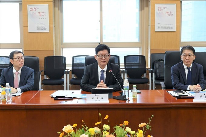 고광효(왼쪽 두번째) 관세청장은 24일 서울세관에서 개최된 관세청 마약관계관 회의에서 '마약밀수 특별대책 추진단' 운영에 대해 설명하고 있다.<사진=관세청>
