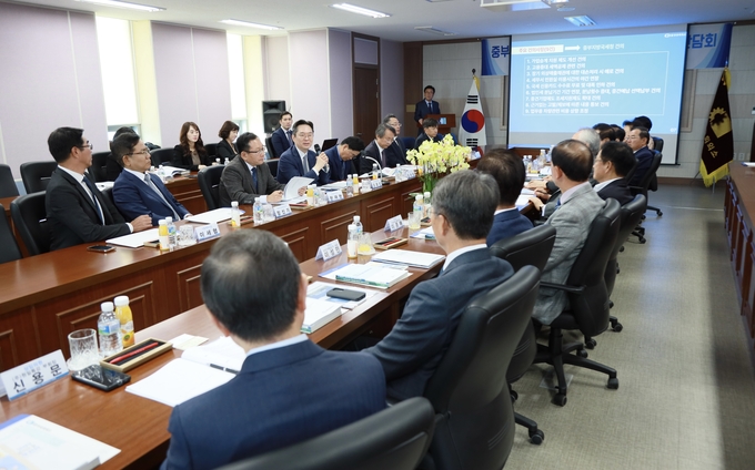 오호선 중부지방국세청장은 24일 시흥상공회의소 초청 간담회에 참석해 시흥지역 상공인들의 세무 예측가능성을 높이기 위한 다양한 세정지원 방안을 소개했다.