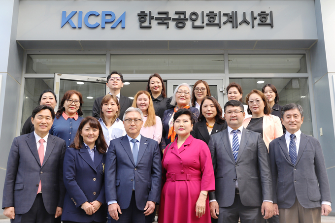 한국공인회계사회 임직원과 몽골회계사협회 회원 등이 회계사회 본관 앞에서 기념사진 촬영을 하고 있다.