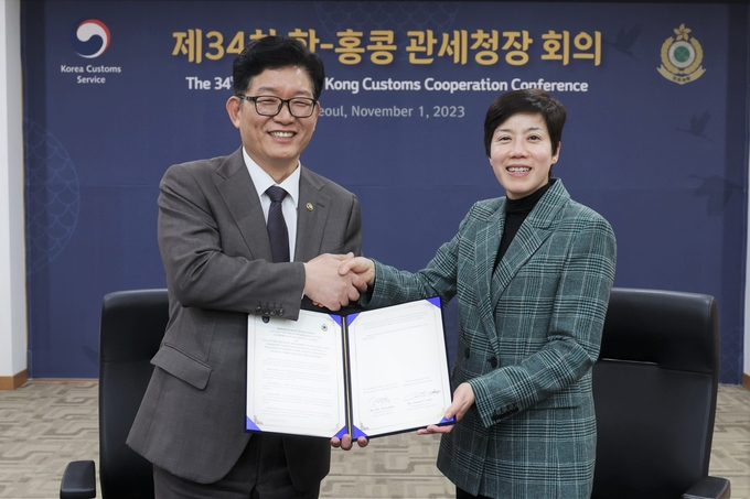 고광효 관세청장<왼쪽>과 루이즈 호 푸이샨 홍콩 관세청장이 제34차 한-홍콩 관세청장 회의에서 양해각서를 체결하고 있다.