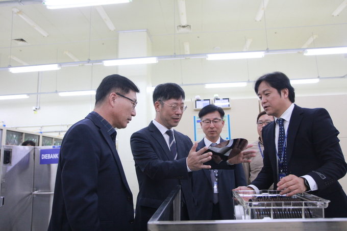 김종덕 광주세관장<왼쪽 두번째>이 반도체 핵심 소자인 웨이퍼를 들어 살펴보고 있다.