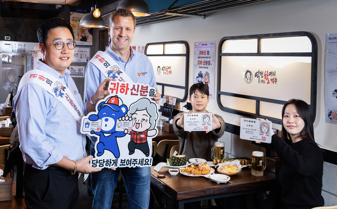 배하준 오비맥주 대표(왼쪽 두번째)와 정책홍보부문 구자범 수석부사장(왼쪽 첫번째)이 역전할머니맥주 강남서초타운점에서 주류 주문 시 신분증 확인을 독려하는 '귀하신분' 캠페인을 진행하고 있다(사진=오비맥주)