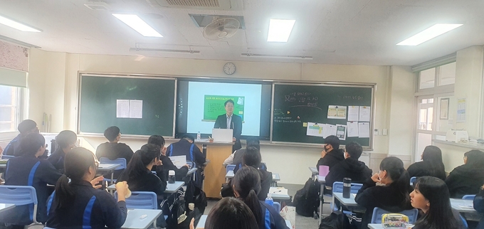 박종찬 회계사가 지난 1일 광주 호남삼육중학교 1학년 학생들을 대상으로 회계 교육을 하고 있다.