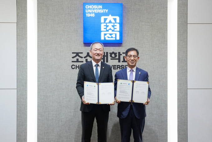 김성후 광주세무사회장(오른쪽)은 지난달 11일 조선대와 세무·회계분야 인재 양성에 관한 업무협약을 체결했다.