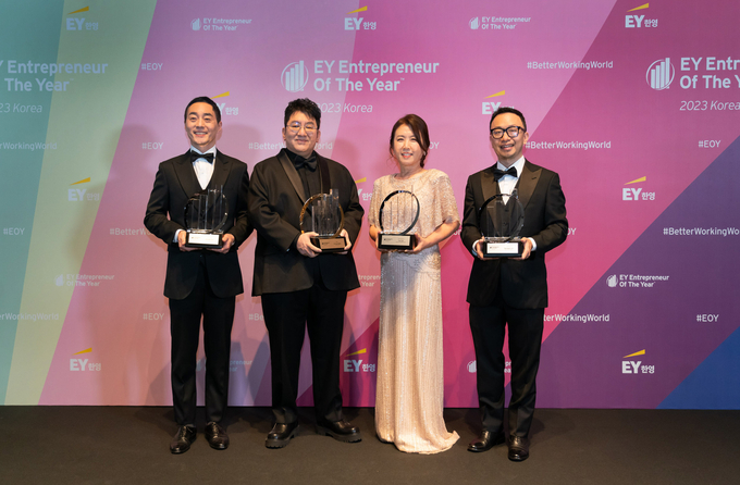 지난 7일 '예술이 된 기업가 정신'이라는 주제로 진행된 2023 EY 최우수 기업가상 수상자들. 왼쪽부터 김정빈 수퍼빈 대표, 방시혁 하이브 의장, 조서윤 다원앤컴퍼니 회장, 이승재 버킷플레이스 대표.(사진=EY한영)