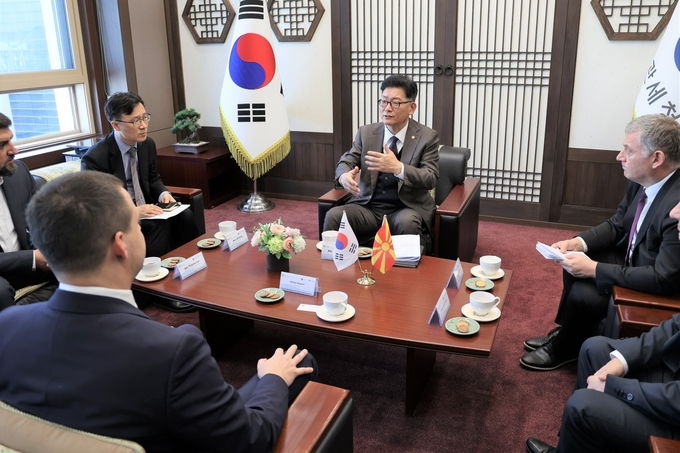 고광효 관세청장이 8일 서울세관에서 스테판 보고엡 북마케도니아 관세청장과 면담을 진행하며 양국 간 협력방안을 논의하고 있다.