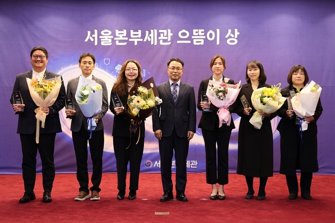 이석문 서울세관장(왼쪽 네번째)이 10월 으뜸이로 선정된 직원들과 기념촬영을 하고 있다. 왼쪽부터 정윤석·박진민·이은정 주무관, 이석문 세관장, 신수민·박성지·김인자 주무관.