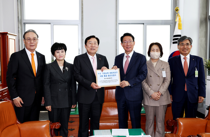중소기업단체협의회는 9일 김상훈 국회 기획재정위원장을 만나 기업승계 세법개정안이 제21대 마지막 정기국회에서 원활히 통과할 수 있게 해달라고 요청했다. 