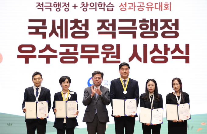 김태호 국세청 차장<왼쪽 세번째>은 10일 2023년 하반기 국세청 적극행정 우수사례에 선정된 우수공무원에게 시상했다.