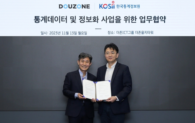 송호철 더존비즈온 플랫폼사업부문 대표(오른쪽)와 최정수 한국통계정보원장이 통계데이터 및 정보화 사업을 위한 업무협약 체결 기념촬영을 하고 있다.