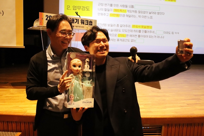 강민수 서울청장이 새내기 직원과 함께 기념촬영하고 있다. 