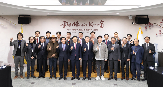 국세청은 20일 제1회 주류정책세미나를 개최했다. (첫줄 왼쪽부터) 김창수 위스키증류소 대표, 이인기 한국수제맥주협회장, 김태호 국세청 차장, 도정한 쓰리소사이어티스 대표, 이용우 한국주류산업협회장, 김창기 국세청장, 박성기 막걸리수출협의회장, 백종원 더본코리아 대표, 이성봉 한국조세법학회 부회장, 임준범 롯데칠성음료 본부장, 조성기 아우르연구소장, 최재봉 국세청 법인납세국장. (뒷줄 왼쪽부터) 윤선용 한국수입주류협회 사무국장, 최성호 한국전통민속주협회장, 최영조 농림축산식품부, 채희광 코트라 해외진출상담센터장, 구자범 오비맥주 부사장, 장인섭 하이트진로 전무이사, 박상배 국세청 주류면허지원센터장, 차승민 국순당 본부장, 김원형 금군양조 대표.