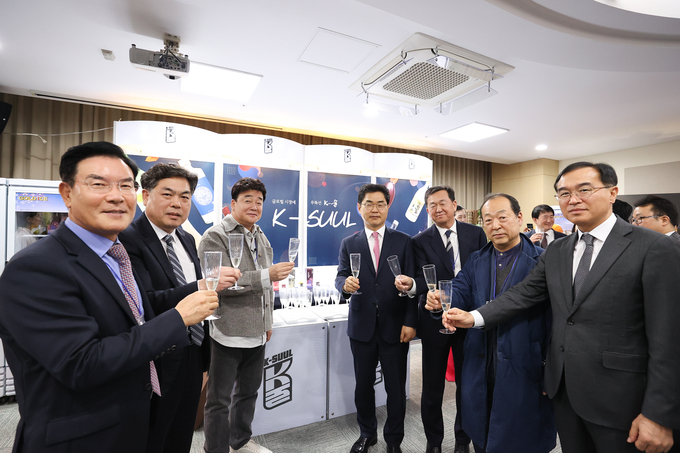 국세청은 20일 업계 관계자 및 주류 제조·정책·마케팅 관계자와 제1회 K-SUUL 주류정책세미나를 개최한데 이어, 수출 전통주 시음회를 가졌다.