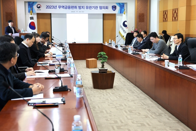 전성배 관세청 외환조사과장<오른쪽 끝>이 22일 서울본부세관에서 개최된 무역금융 편취 방지 유관기관 협의회에서 인사말을 하고 있다.