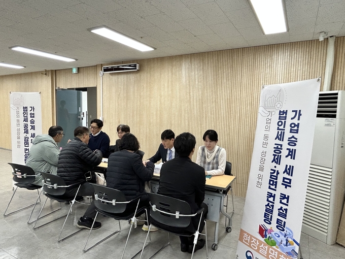 부산청 직원들이 중소기업 관계자와 1대 1 현장상담을 하고 있다. 