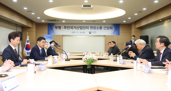 김창기 국세청장, 민주원 인천청장을 비롯한 국세청 주요 관계자들이 중소기업 대표들로부터 현장 의견을 청취하고 있다.