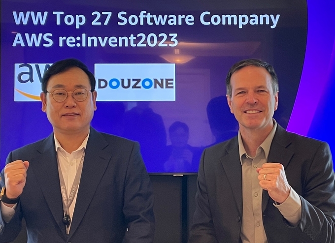 이강수 더존비즈온 사장(왼쪽)이 미국 라스베이거스에서 개최되는 'AWS 리인벤트 2023' 프리미엄 프로그램에 초대받고 기념촬영을 하고 있다. 