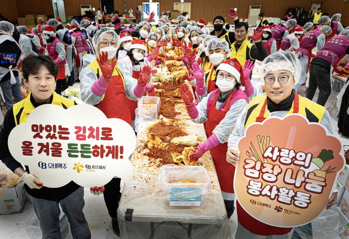 오비맥주 구자범 법무정책홍보 부문 수석부사장(오른쪽)과 임직원 40여명이 사랑의 김장 나눔 봉사활동을 펼치고 있다. (사진=오비맥주)