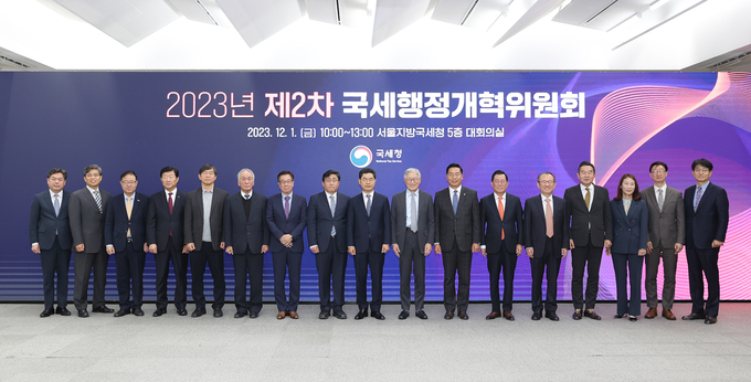 국세행정개혁위원회는 1일 2023년 제2차 회의를 열고, 국세청으로부터 수출기업 세정지원 방안 등 총 3개 안건을 보고 받은데 이어 논의와 자문을 이어갔다.