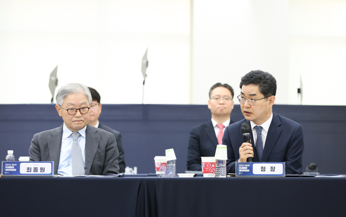 김창기<오른쪽> 국세청장이 1일 서울지방국세청사에서 개최된 국세행정개혁위원회 제2차 회의에서 인사말을 하고 있다.