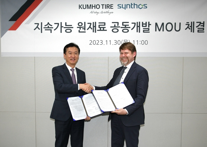 정일택 금호타이어 대표(왼쪽)와 말터 볼파르트 신토스 합성고무 부문 연구소장이 기념촬영을 하고 있다.