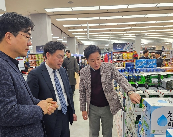 김태호 국세청 차장(왼쪽 두번째)이 1일 롯데마트 서울역점을 찾아 대형마트 주류가격 할인 실태를 파악하고 있다.
