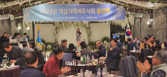 역삼회 송년회에서 초대 가수가 축하공연을 하고 있다. 
