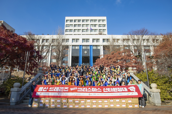 삼일PwC는 지난 4일 용산구 연합봉사단체인 용산드래곤즈와 '미리 크리스마스, 산타 원정대' 자원봉사를 실시했다. 