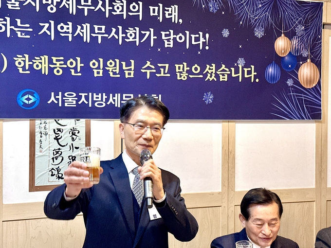 임채수 서울회장이 회원들의 건강과 세무사회 발전을 위해 건배사를 하고 있다. 