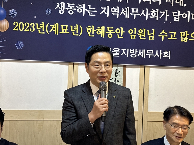 구재이 한국세무사회장이 서울회 송년회에서 축사를 하고 있다. 