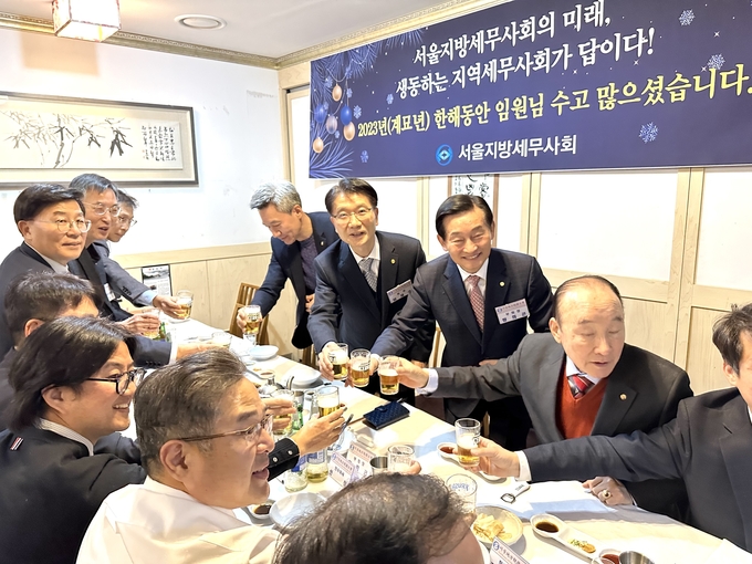 송년회에 참석한 서울회 임원들이 건배하며 세무사회 발전을 기원하고 있다. 