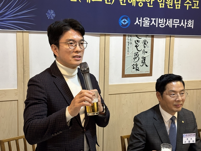 김선명 한국세무사회 부회장이 건배사를 하고 있다. 