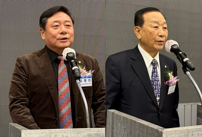 김명진 인천세무사회장(왼쪽)과 구종태 전 한국세무사회장이 축사를 하고 있다.