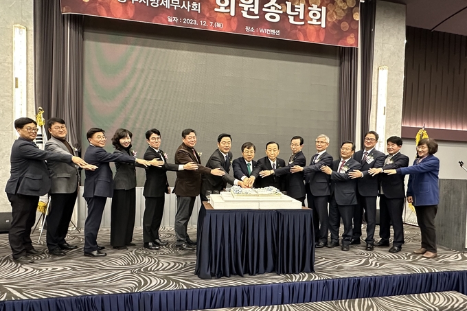 중부회 송년회에 참석한 내빈들이 케이크 커팅식을 갖고 있다.