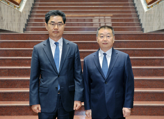 김창기 국세청장<왼쪽>은 지난 5일 후징린 중국 국가세무총국장과 제26차 한·중 국세청장회의를 개최했다.