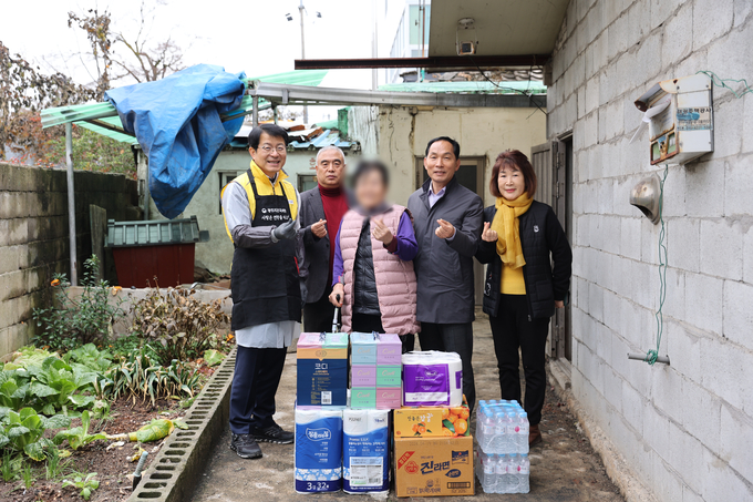 양동구 광주국세청장(왼쪽)과 주정훈 유덕동장(오른쪽 두번째) 등이 저소득층, 독거 어르신 가구에 연탄과 라면 등 생필품을 전달하고 있다.<사진=광주국세청>