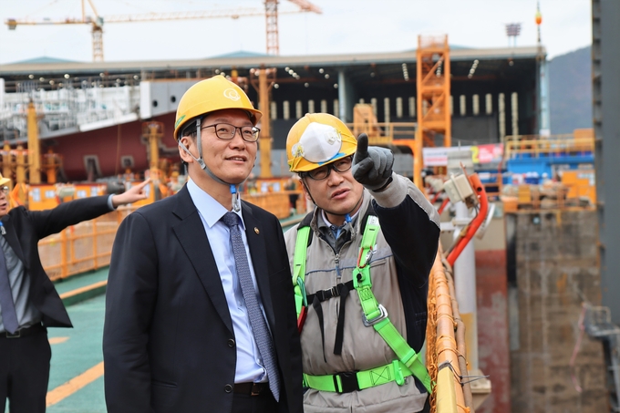 고광효 관세청장(사진 왼쪽)이 12일 오후 한화오션 거제사업장을 현장시찰하며 회사 관계자로부터 시설물 설명을 듣고 있다.