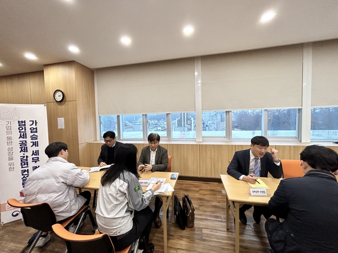 부산청 직원들이 1대 1 현장상담을 하고 있다.