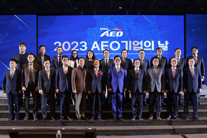 고광효 관세청장(앞줄 왼쪽 7번째)이 'AEO 기업의 날' 선포식에서 기념촬영하고 있다.(사진=관세청)