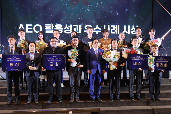 고광효 관세청장(앞줄 왼쪽 5번째)이 15일 서울 여의도 중소기업중앙회에서 개최한 'AEO 기업의 날' 선포식에서 AEO 활용성과 우수사례 발표대회 수상자들과 기념촬영하고 있다.(사진=관세청) 
