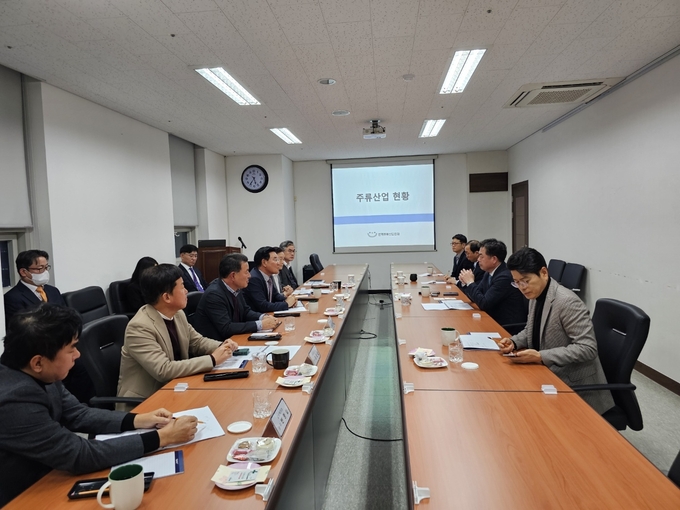 김태호<오른쪽 앞에서 두번째> 국세청 차장은 15일 한국주류산업협회를 방문해 이용우<왼쪽 위에서 세번째> 회장과 제조사 임원을 만나 연말 주류 제조 현장 상황을 점검했다. 