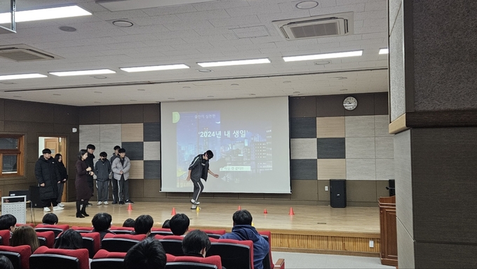 서정고 학생들이 고글을 쓰고 가상음주 체험을 하고 있다.